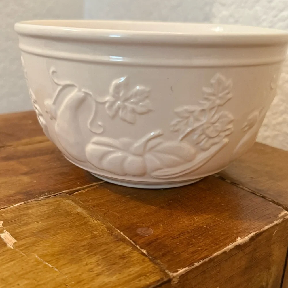 Williams Sonoma Mixing/Serving Bowl Heavy 7” off white pumpkins embossed
